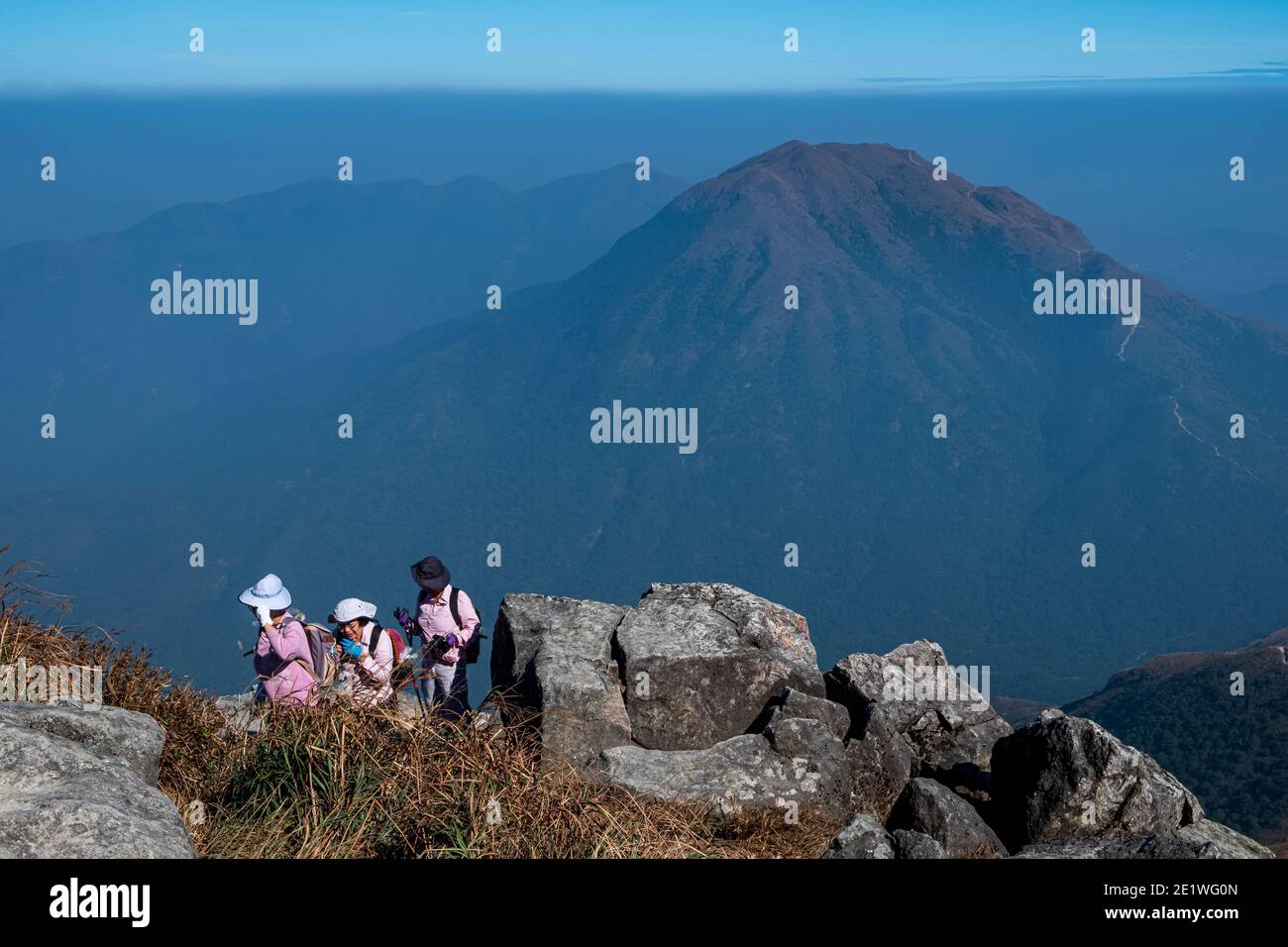 Eine Gruppe von Wanderern ist dabei, den Gipfel zu erreichen Der Lantau Spitze inmitten der vierten Welle der Pandemie in Hongkong Stockfoto