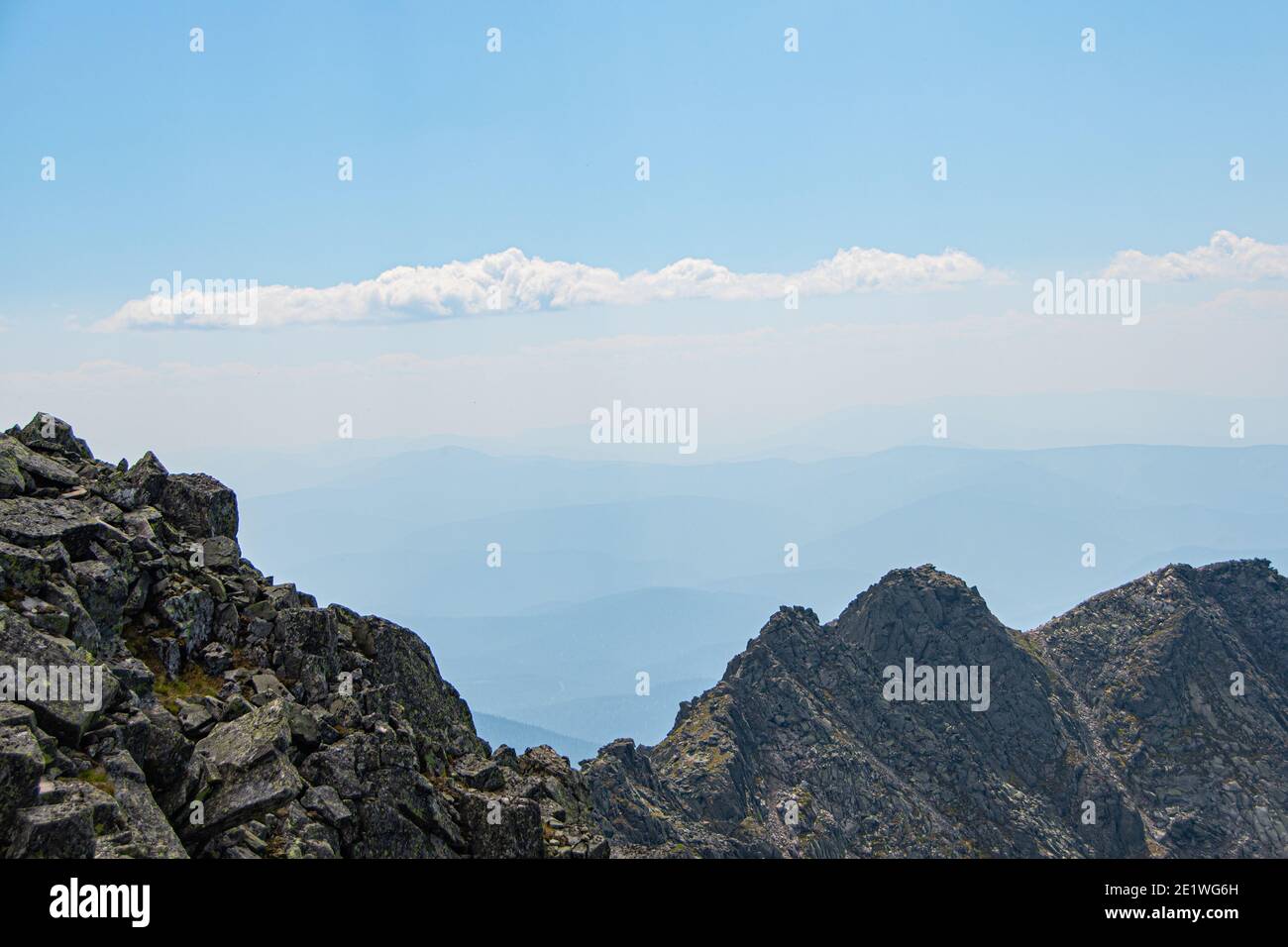 Felsbrocken von Grat gegen den Himmel. Klettern und Bergreisen Stockfoto
