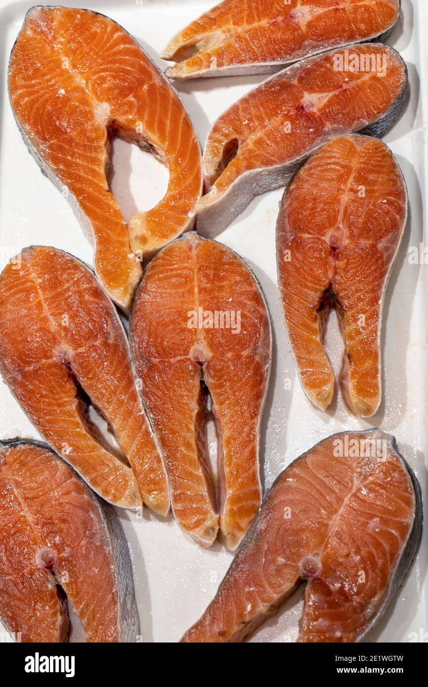 Auf Eis liegen gekühlte Fische aus rotem Lachs Stockfoto