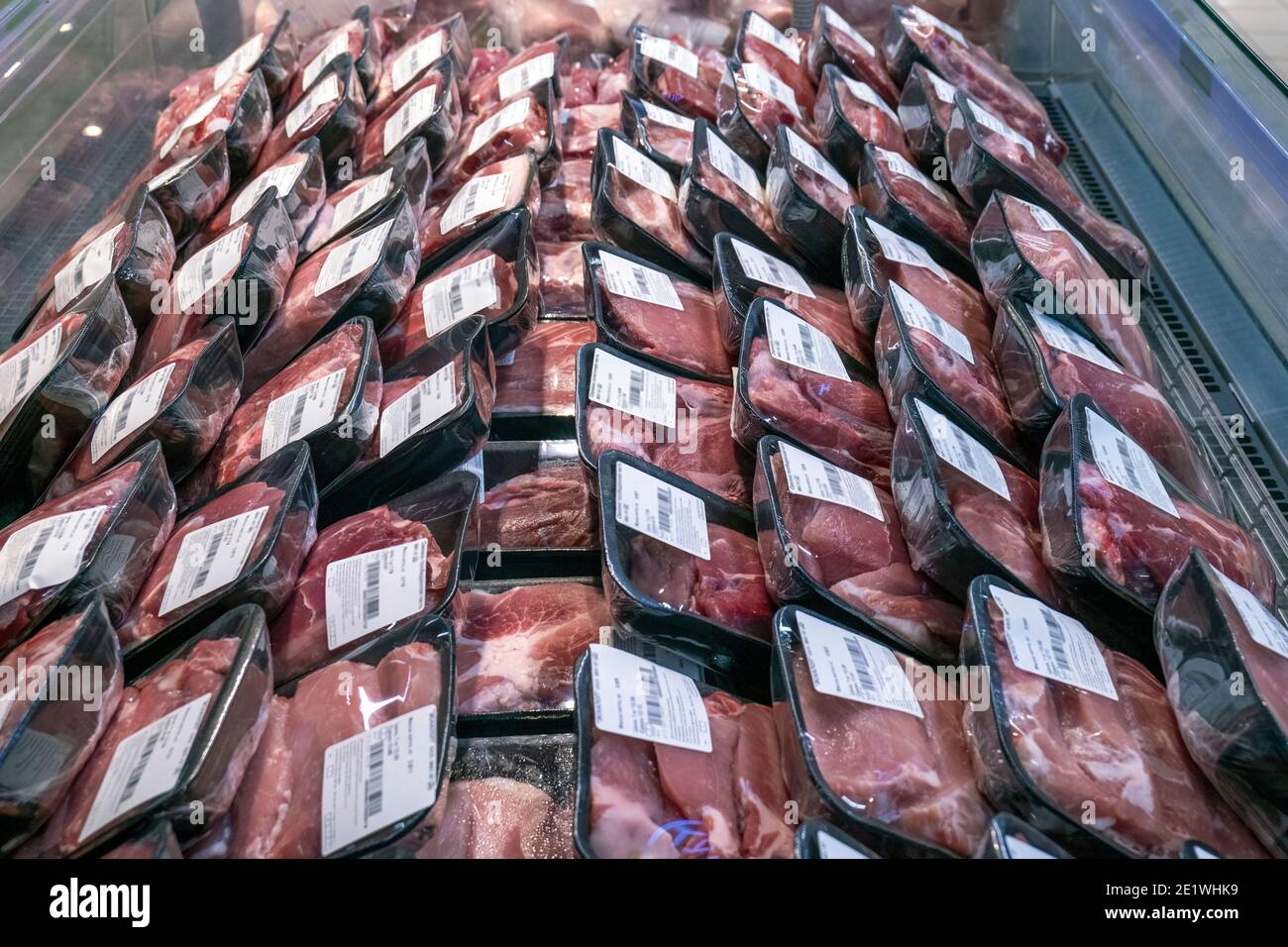 Abgepackte Fleischstücke auf einer Supermarktvitrine Stockfoto