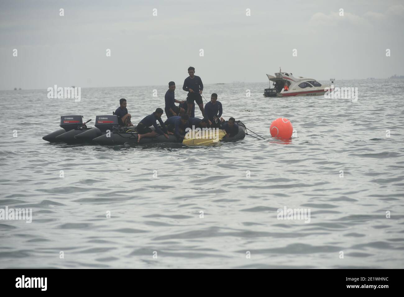 Jakarta, Indonesien. Januar 2021. Retter nehmen Trümmer des abgestürzten Sriwijaya Air Fluges SJ-182 aus dem Wasser vor Jakarta, Indonesien, 10. Januar 2021. Indonesische Behörden sagten am Sonntag, dass sie Körperteile und Stoffe gefunden haben, die verdächtigt werden, Passagiere des indonesischen Flugzeugs Sriwijaya Air zu sein, das vor Jakarta in Gewässer abgestürzt ist. Schiffe und Flugzeuge verschiedener indonesischer Agenturen waren an der Suche nach der Boeing 737-500 beteiligt, die am Samstag kurz nach dem Start mit 62 Personen an Bord abgestürzt war. Kredit: Zulkarnain/Xinhua/Alamy Live Nachrichten Stockfoto