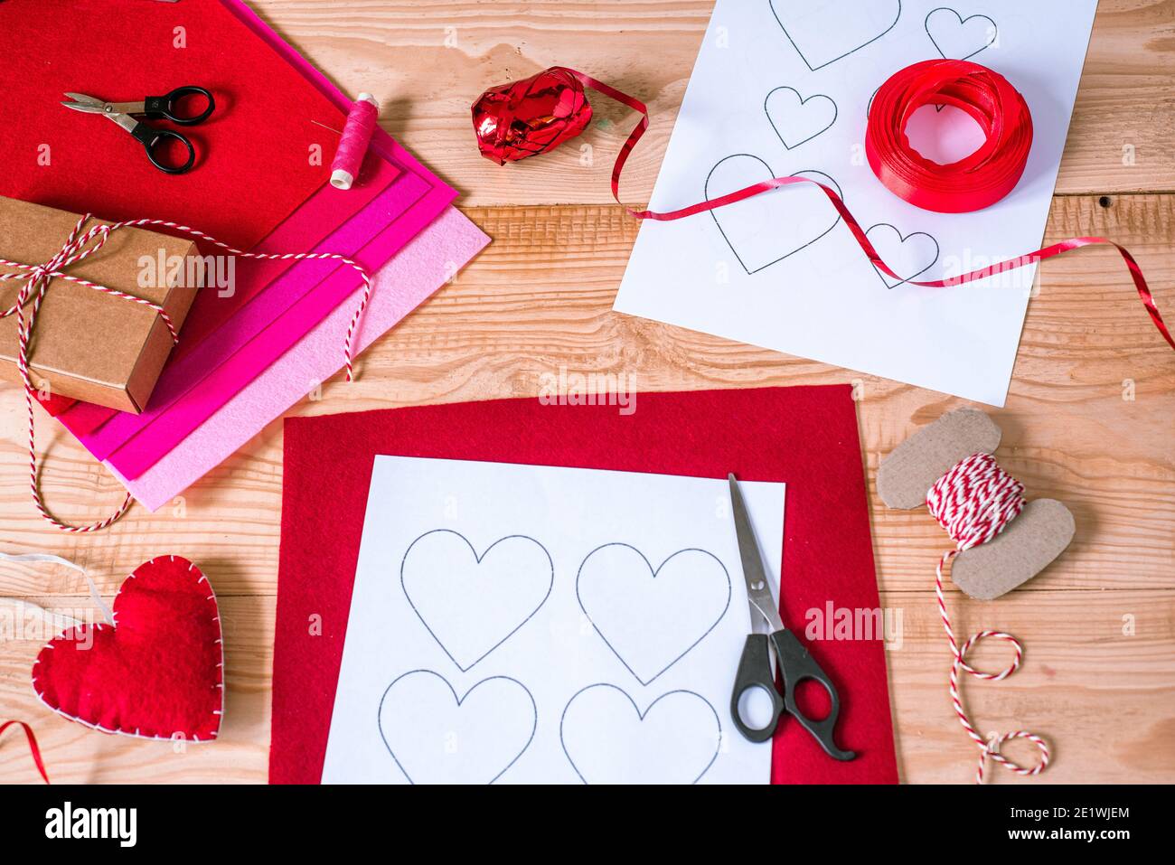 Valentinstag Handwerk, Herzen und Dekorationen maady von Filz Stockfoto