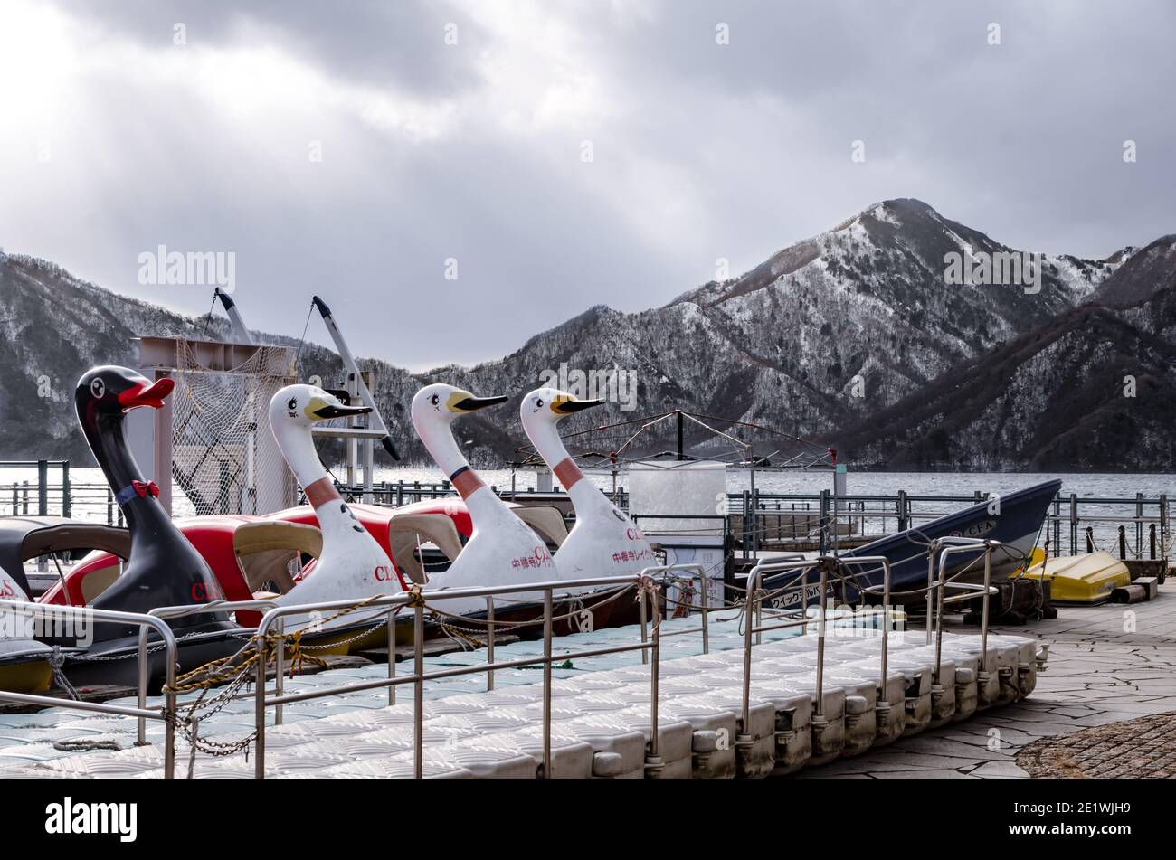 Bergseenlandschaft im Winter. Der See Chūzenji ist ein malerischer See im Nationalpark Nikkō in der Stadt Nikkō, Präfektur Tochigi, Japan. Stockfoto