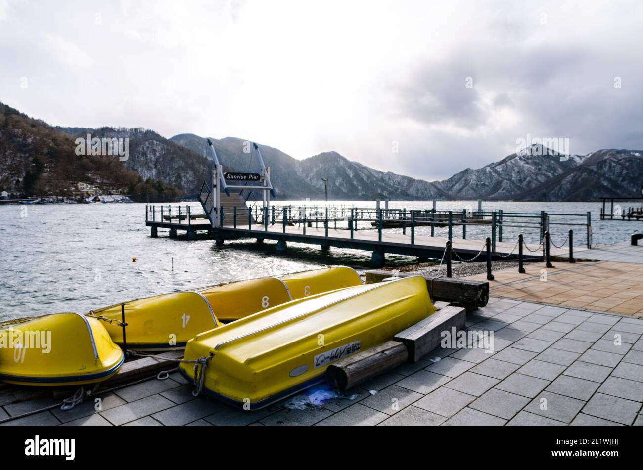 Bergseenlandschaft im Winter. Der See Chūzenji ist ein malerischer See im Nationalpark Nikkō in der Stadt Nikkō, Präfektur Tochigi, Japan. Stockfoto