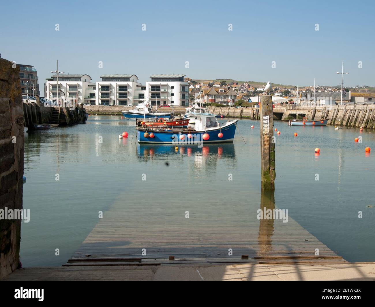 BRIDPORT, DEVON, Großbritannien - 19. MÄRZ 2009: Fischerboot im wesat Bay Harbor Stockfoto