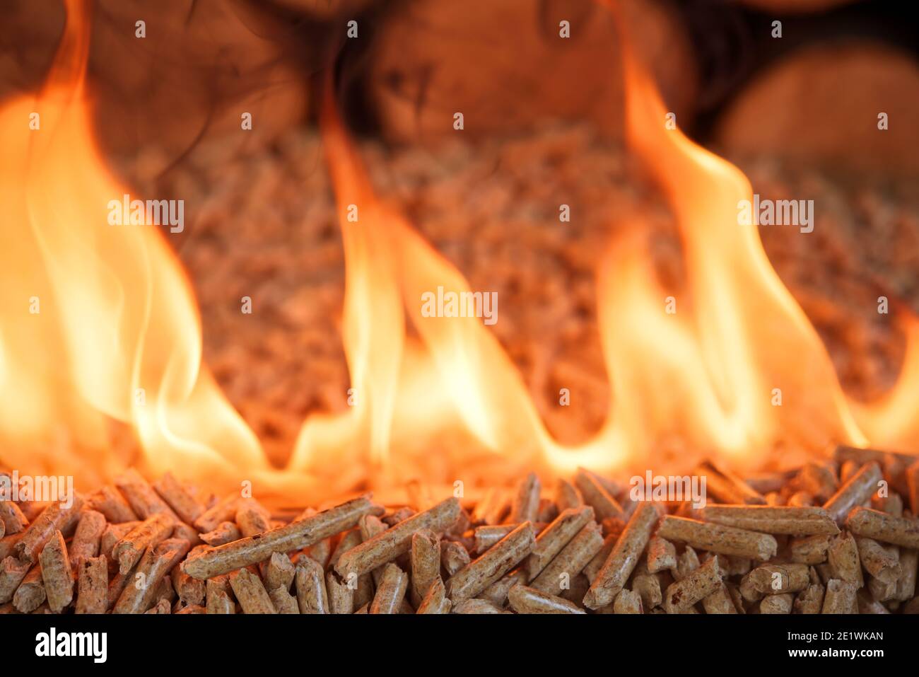 Stapel von Holzpellets, brennend in Flammen Stockfoto