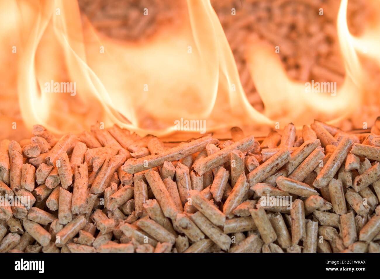 Stapel von Nadelpellets in Flammen - Holzbiomasse Stockfoto