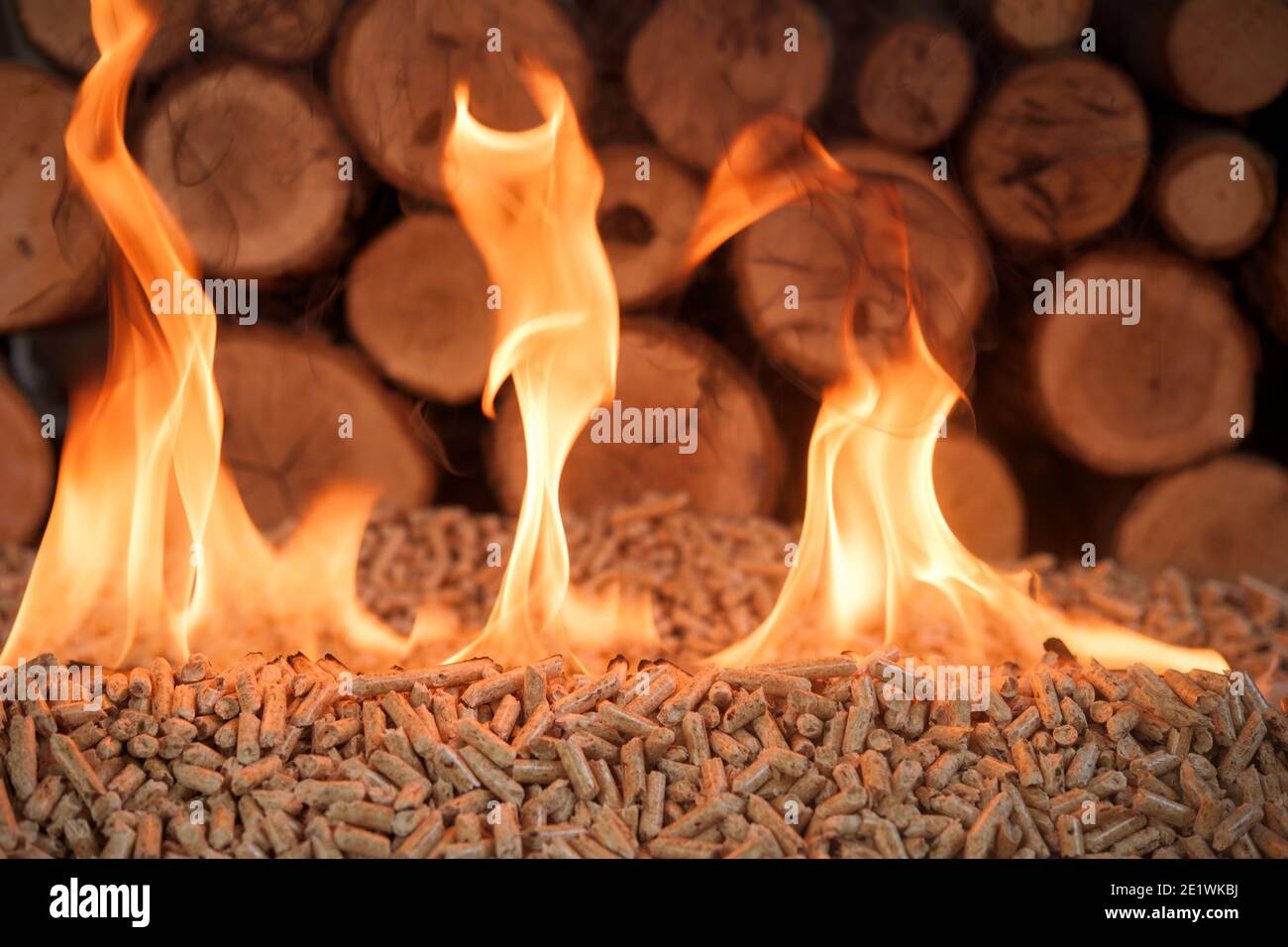 Stapel von Nadelpellets in Flammen - Holzbiomasse Stockfoto