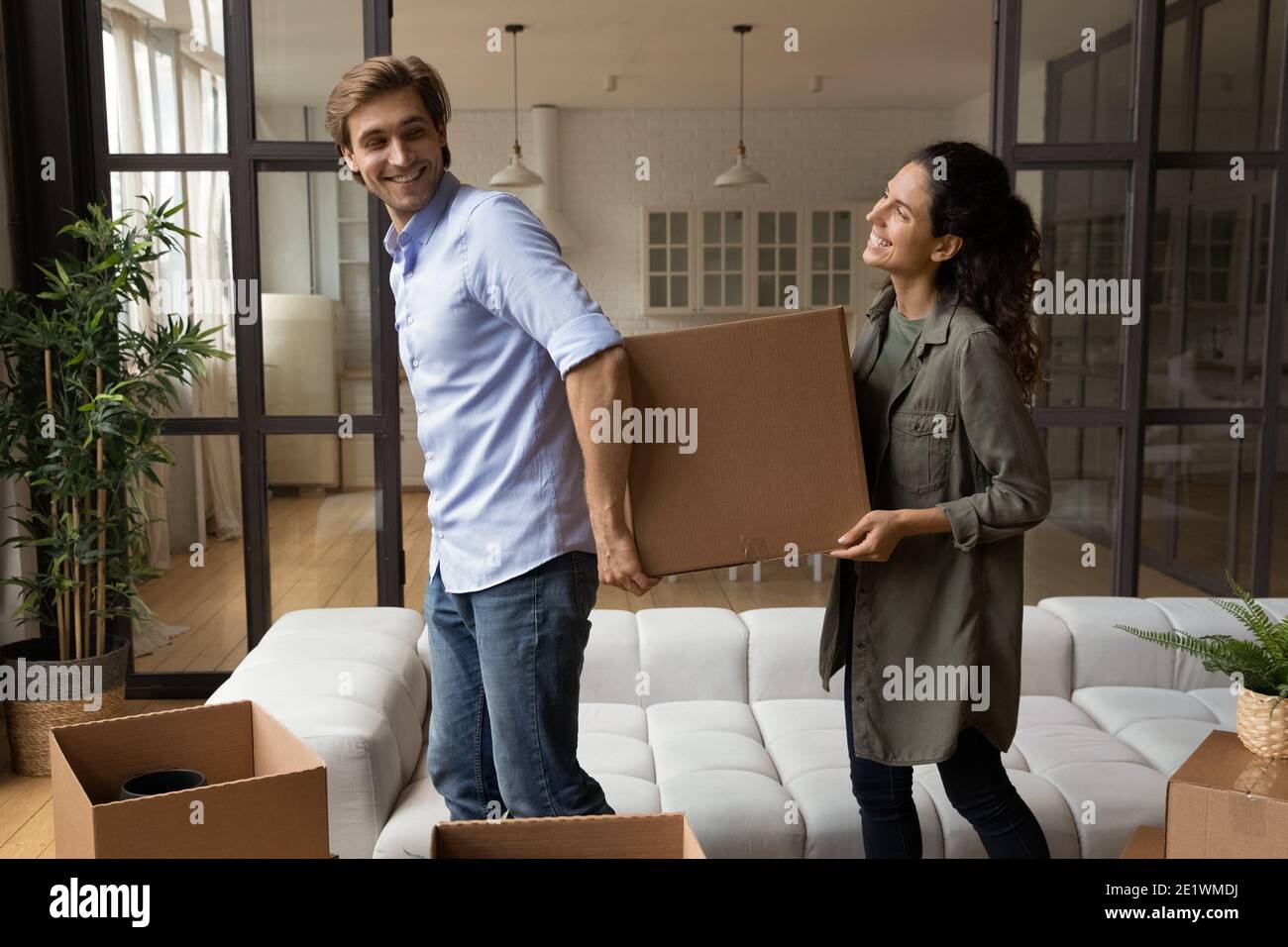 Aufgeregt Paar Umzug in neue Wohnung zusammen Stockfoto