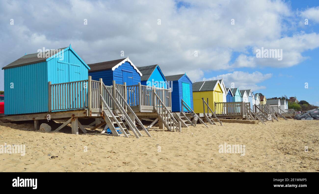 Bunte Strandhütten am Felixstowe Beach Stockfoto