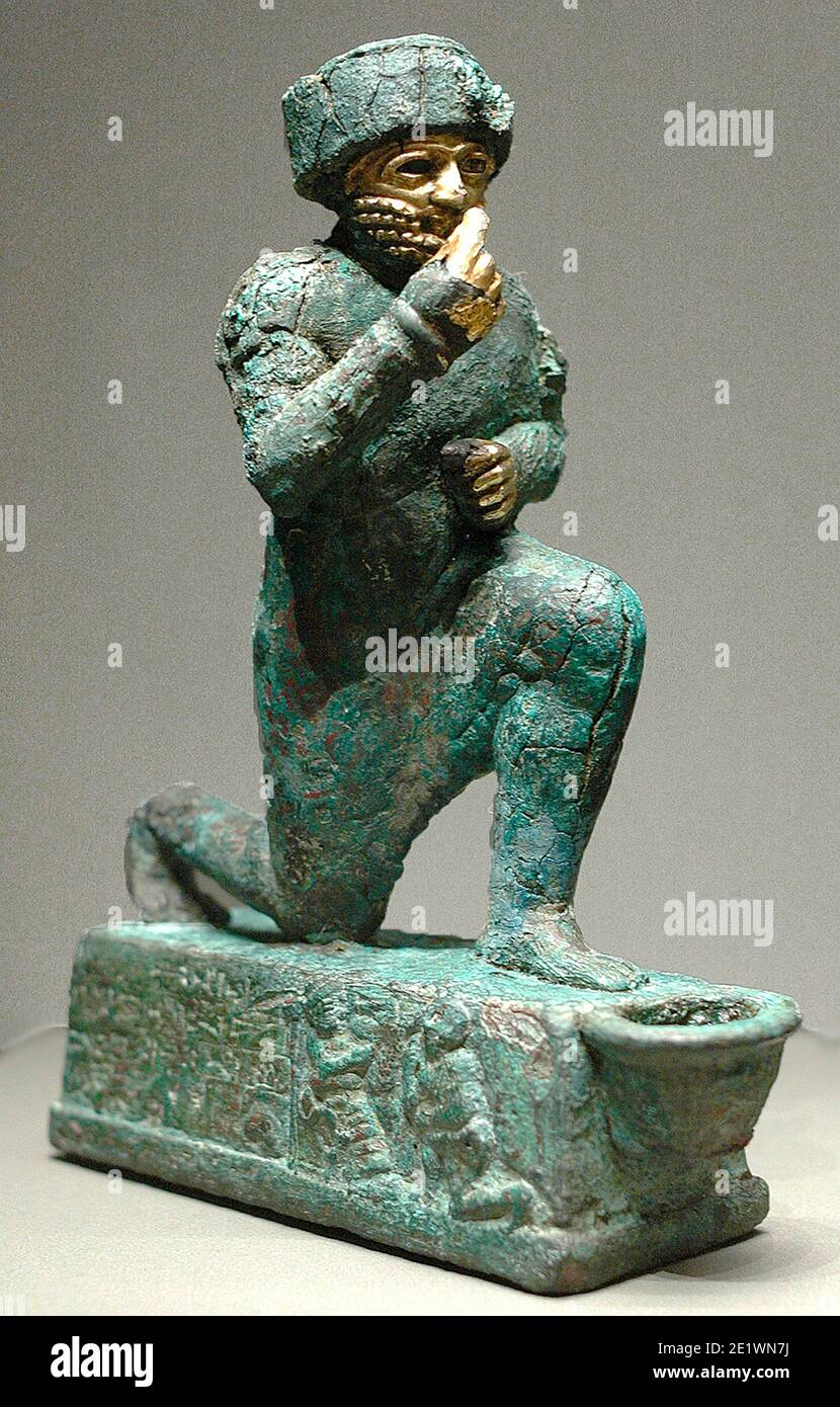 6676. Bronze Figur (teilweise Gold) einer Person, die in einer knieenden Position, Datierung c. 1750 v. Chr., Larsa, Mesopotamien. Stockfoto