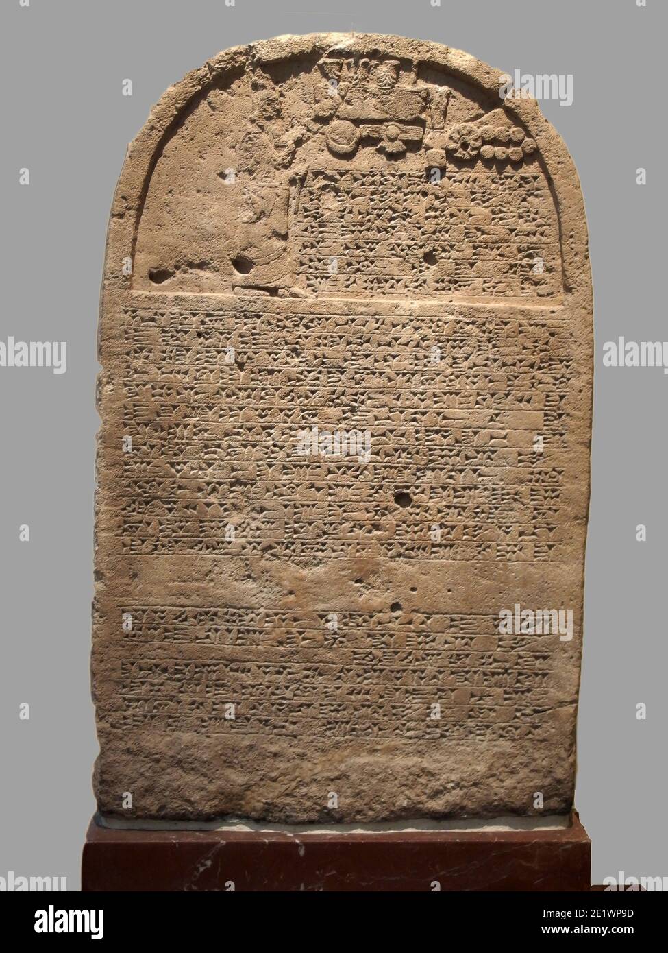 6743. Stele des assyrischen Königs Sannacherib aus c. 705-681 v. Chr. aus Ninveh. Der Text zeichnet die Leistungen des Königs auf, zu denen der König betet Stockfoto