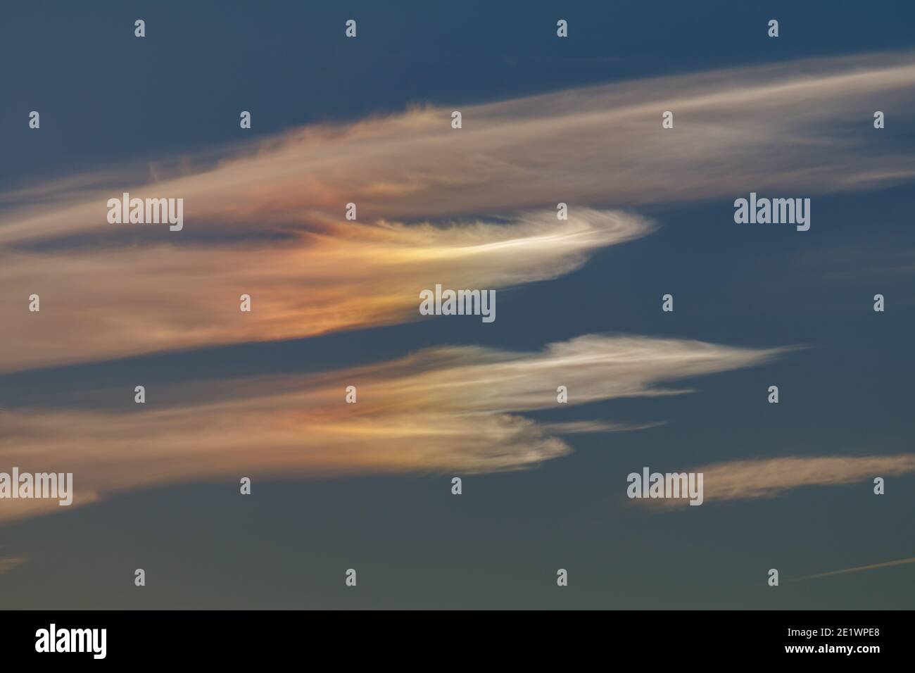 Cirrus Wolkenbildung mit Sonnenhund Stockfoto