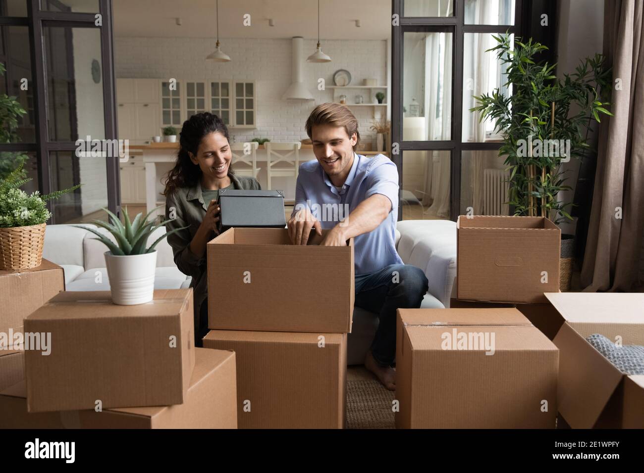 Aufgeregt Paar Auspacken Boxen bewegen sich zusammen Stockfoto