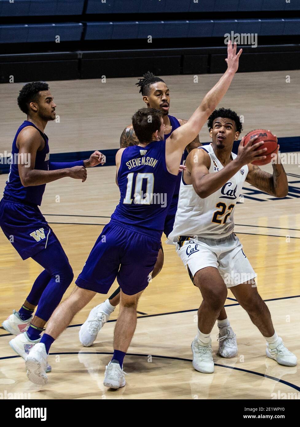 Berkeley, CA, USA, 09. Januar 2021. A. Kalifornien-Stürmer Andre Kelly (22) geht auf den Reifen während NCAA Männer Basketball-Spiel zwischen Washington Huskies und California Golden Bears 84-78 Sieg im Hass Pavilion Berkeley Calif. Thurman James/CSM/Alamy Live News Stockfoto