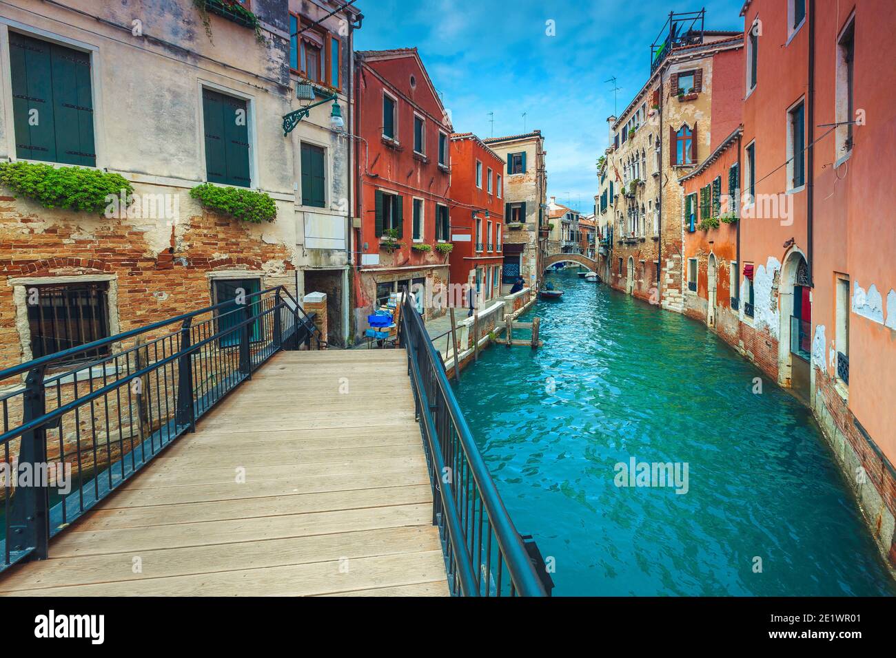 Schmaler Wasserkanal mit Brücken und bunten alten Gebäuden. Großartige Reise- und Touristendestination, Venedig, Italien, Europa Stockfoto