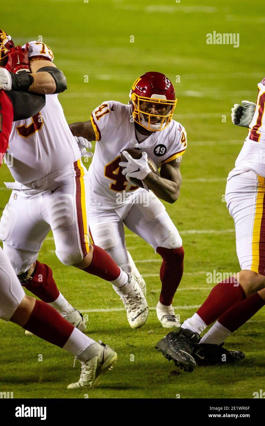 9. Januar 2021: Washington Football Team läuft zurück J.D. McKissic (41) findet eine Lücke in der Linie und läuft während des NFC Wildcard Playoff Spiels zwischen den Tampa Bay Buccaneers und dem Washington Football Team auf dem FedEx Field in Landover, Maryland Fotograf: Cory Royster Stockfoto