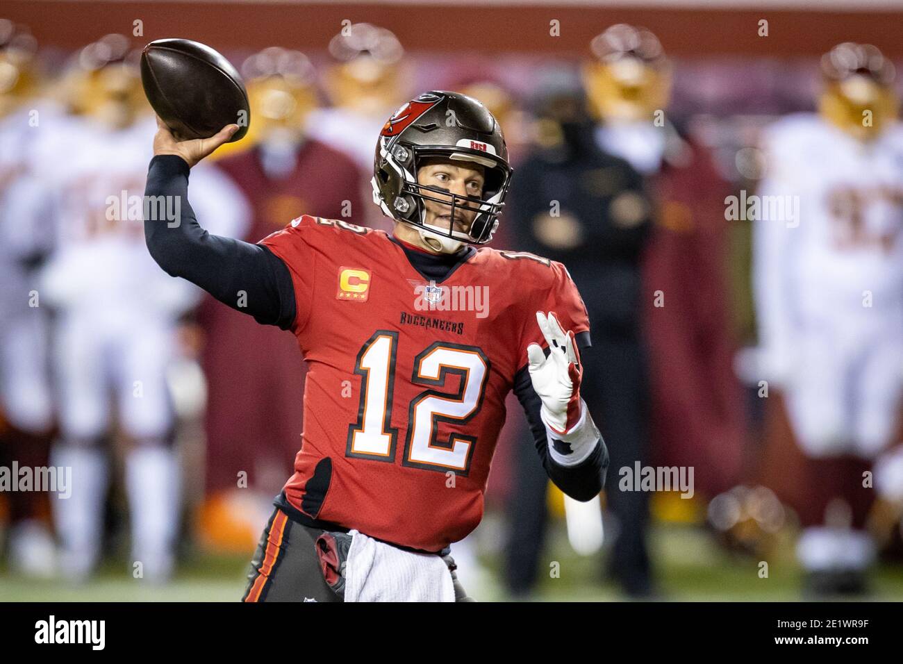 9. Januar 2021: Tampa Bay Buccaneers Quarterback Tom Brady (12) wirft einen Pass während des NFC Wildcard Playoff-Spiels zwischen den Tampa Bay Buccaneers und dem Washington Football Team auf dem FedEx Field in Landover, Maryland Fotograf: Cory Royster Stockfoto