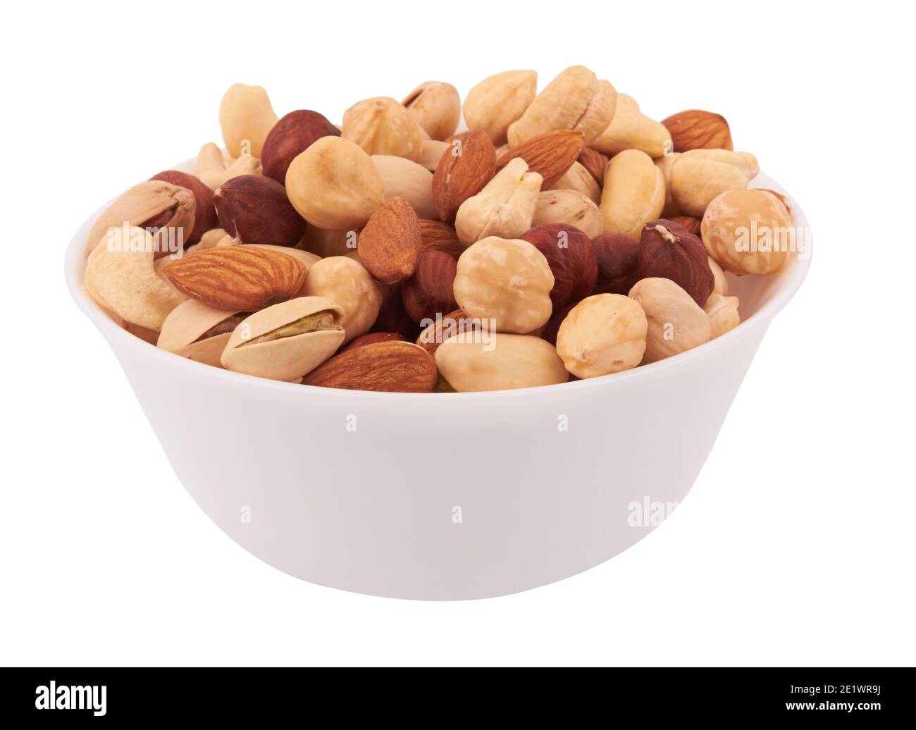 Haufen von gemischten Nüssen in Schüssel isoliert auf weißem Hintergrund Stockfoto