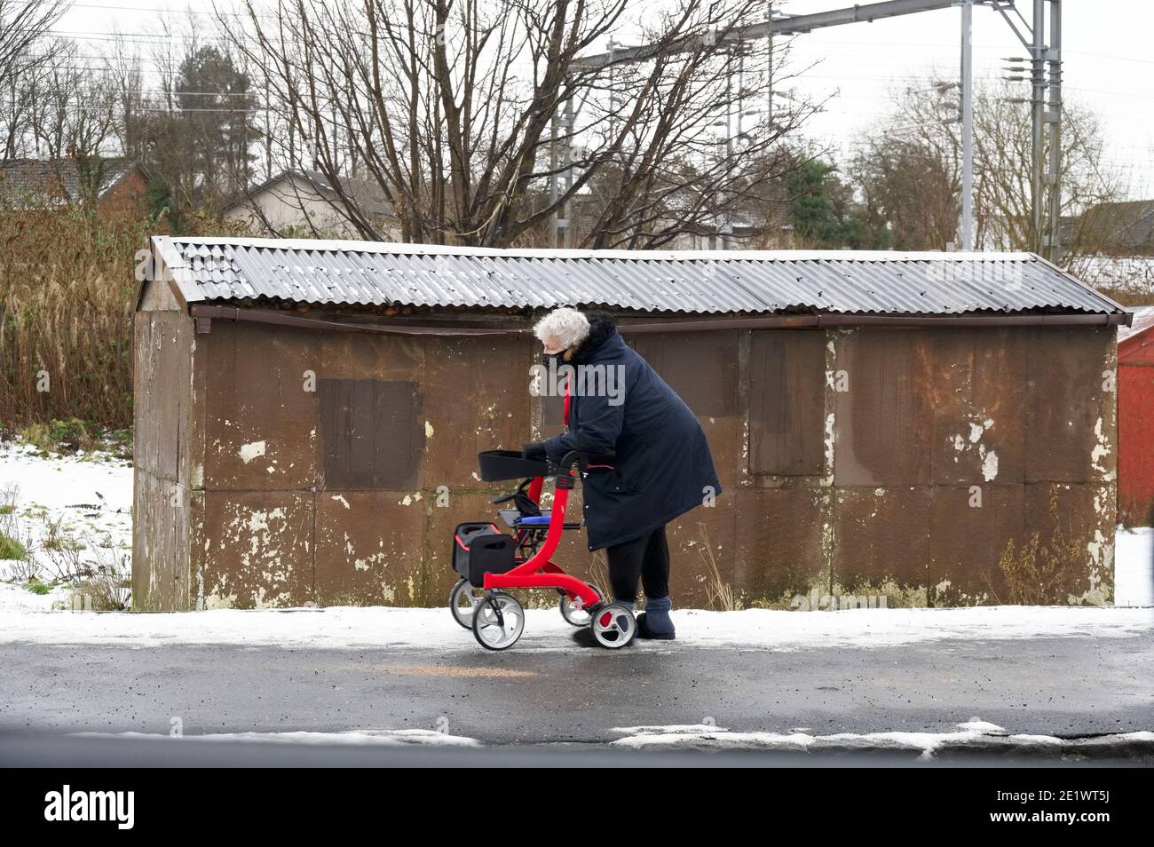 Glasgow, Schottland, Großbritannien, 9. Januar 2021, Alte und verletzliche Senioren kämpfen im Winter Stockfoto