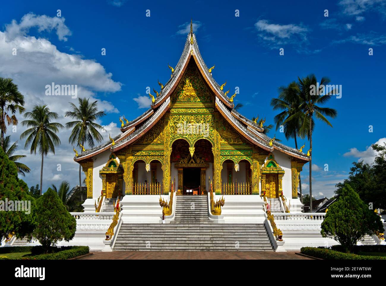 Kunstvoll verzierte Fassade des Haw Pha Bang Tempels auf dem Boden des ehemaligen Königspalastes, Luang Prabang, Laos Stockfoto