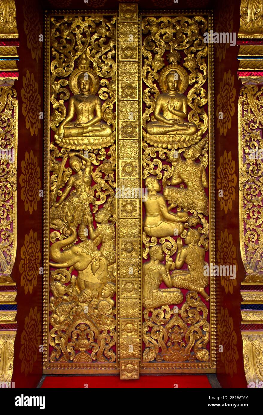Eingangsportal mit vergoldeten Schnitzereien, die mythische Kreaturen und Szenen aus dem Leben Buddhas darstellen, Tempel Wat Nong Sikhounmuang, Luang Prabang, Laos Stockfoto