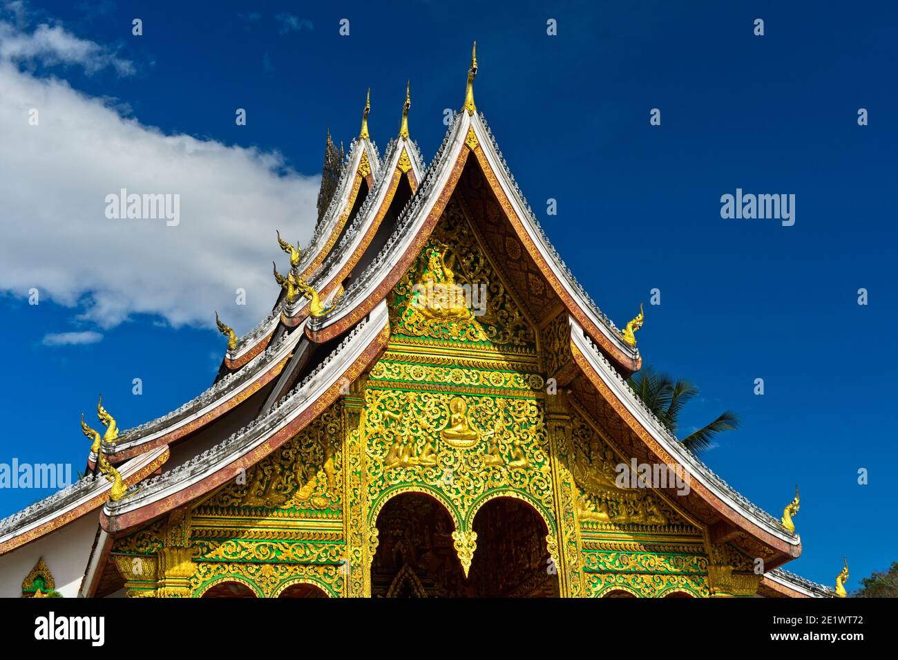 Mehrstufiges Dach im thailändischen Stil, geschmückt mit stilisierten Naga-Finials an den Enden des Daches, Haw Pha Bang Tempel, Luang Prabang, Laos Stockfoto