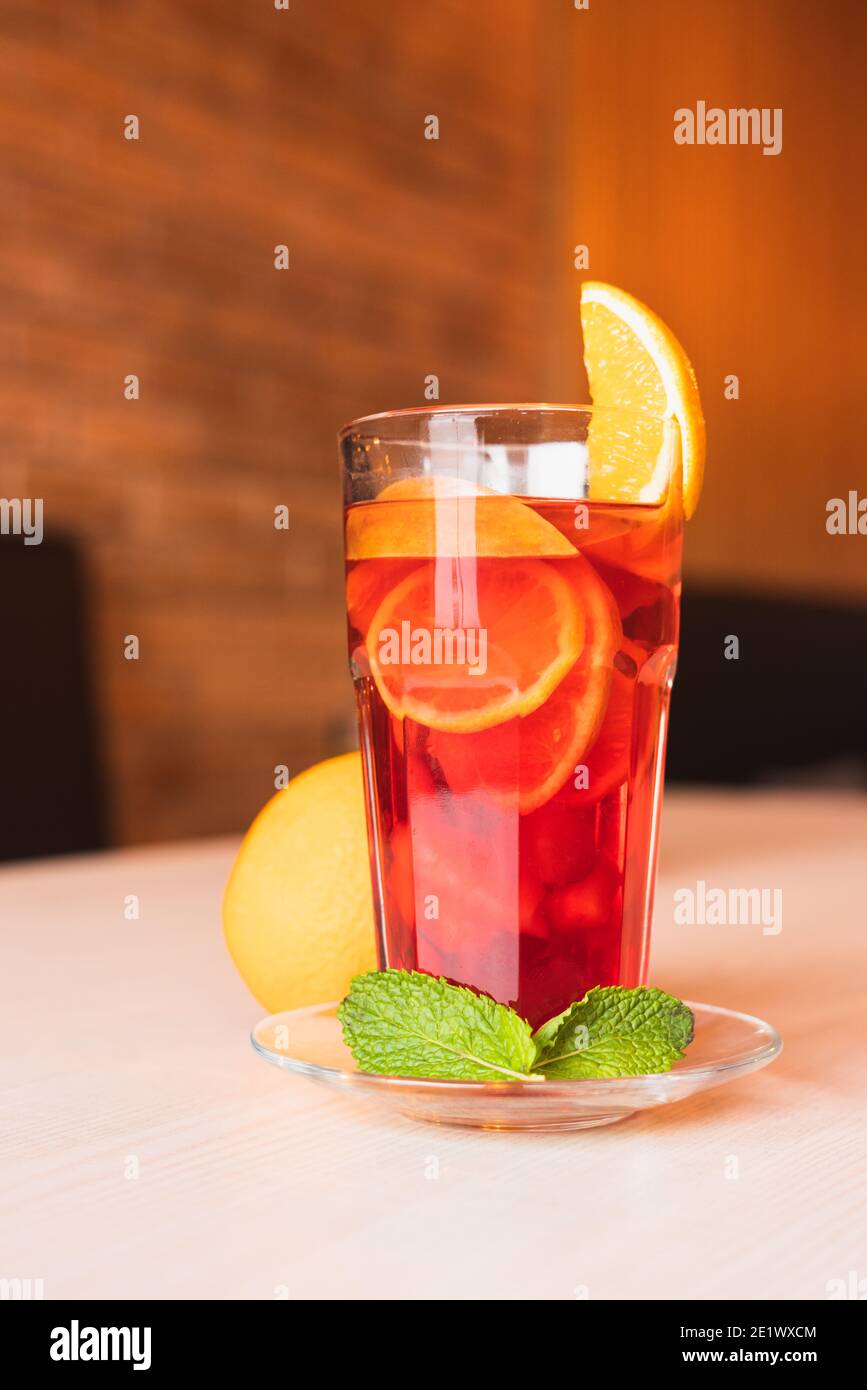 Gemütlicher Wintertee mit Orange und Pfefferminze Stockfoto