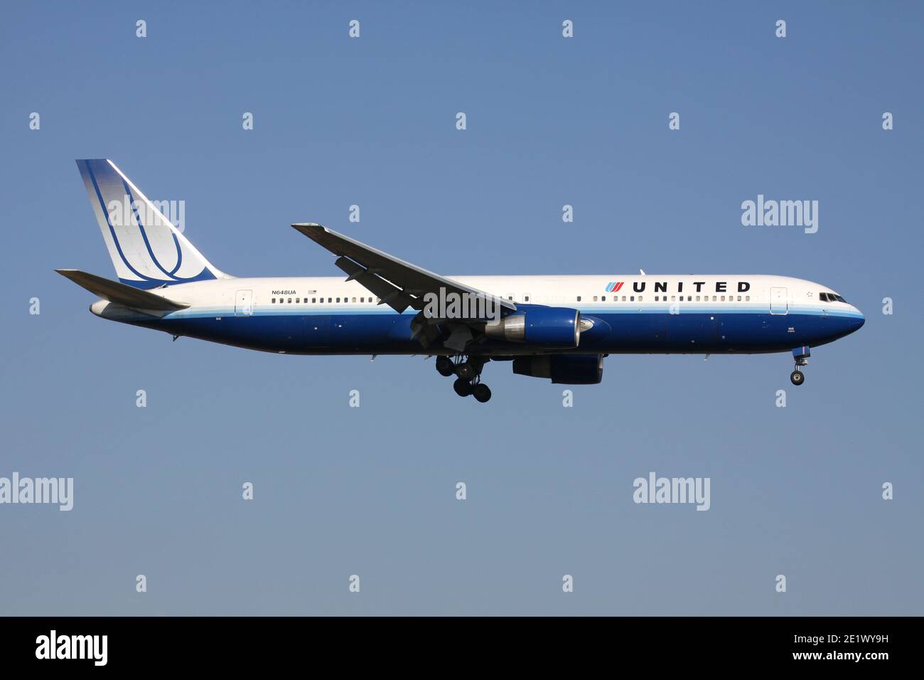 United Airlines Boeing 767-300 mit Registrierung N648UA auf Kurzfinale für Start- und Landebahn 01 des Brüsseler Flughafens. Stockfoto