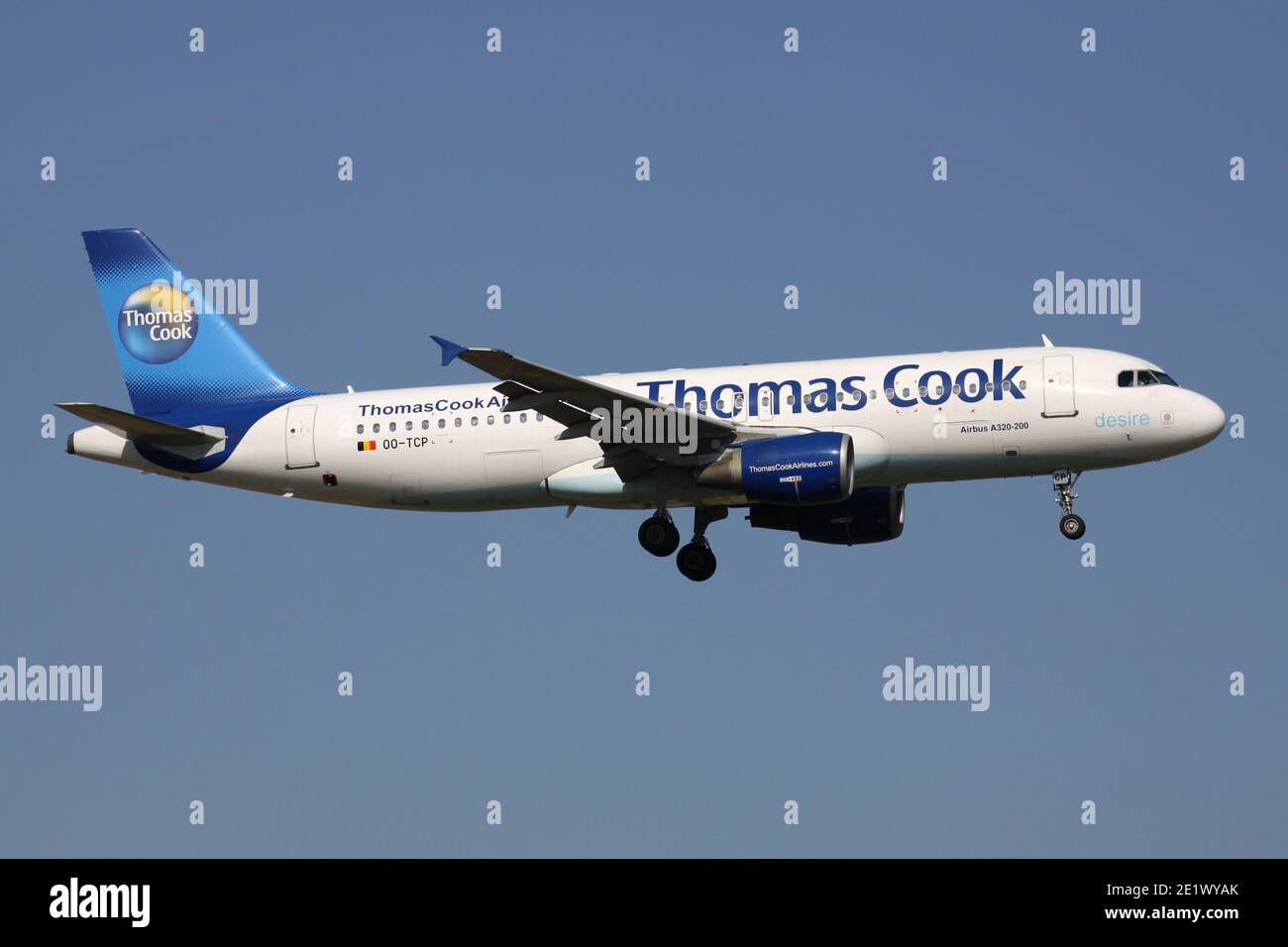 Thomas Cook Airlines Belgien Airbus A320-200 mit Registrierung OO-TCP auf Kurzfinale für Start- und Landebahn 01 des Brüsseler Flughafens. Stockfoto