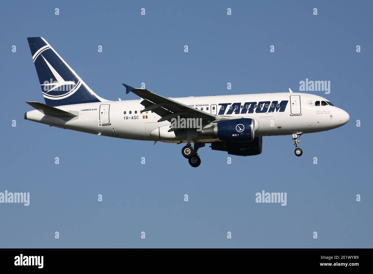 Rumänischer Tarom Airbus A318-100 mit Registrierung YR-ASC auf Kurzfinale für Start- und Landebahn 01 des Brüsseler Flughafens. Stockfoto