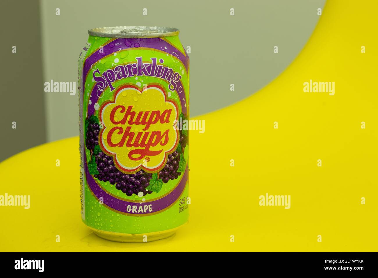 Moskau, Russland - 5. Dezember 2020: Chupa Chups trinken in Dose, Chupa Chups Produktlogo, illustrative Editorial. Stockfoto