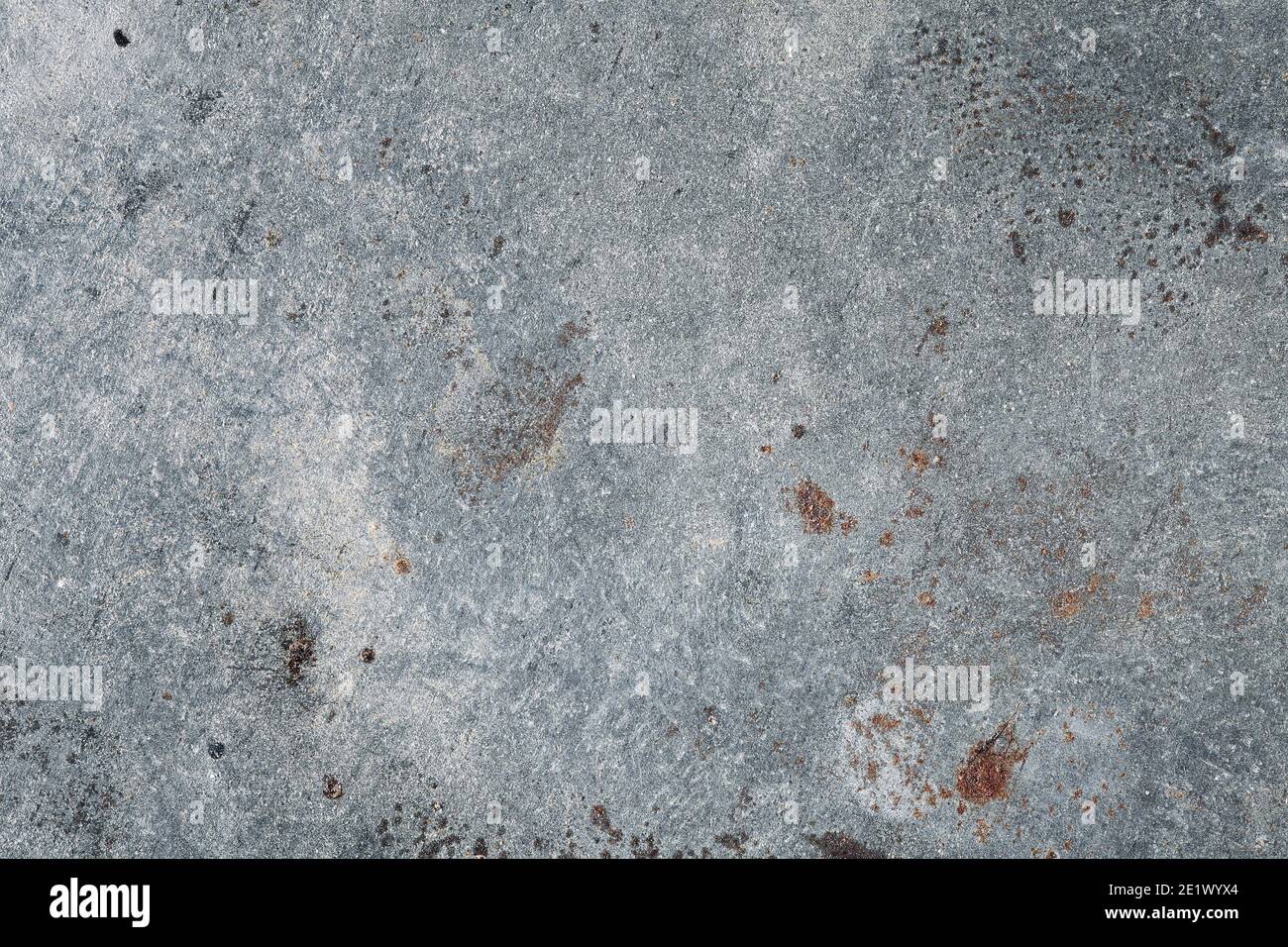 Strukturierte Betonwand mit rostigen Flecken. Stockfoto