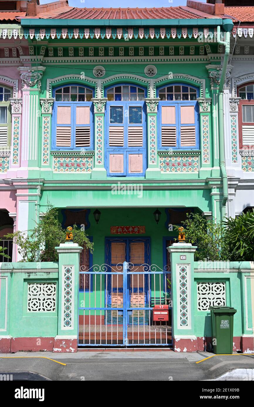 Fassade eines verzierten Peranakan-Terrassenhauses an der Koon Seng Road, in der Enklave Joo Chiat, Singapur Stockfoto