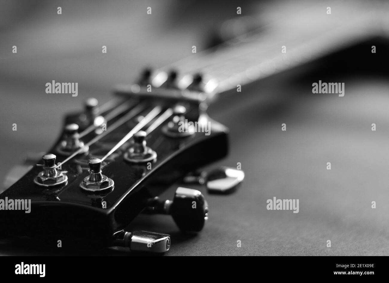 E-Gitarre auf einem dunklen Hintergrund. Stockfoto