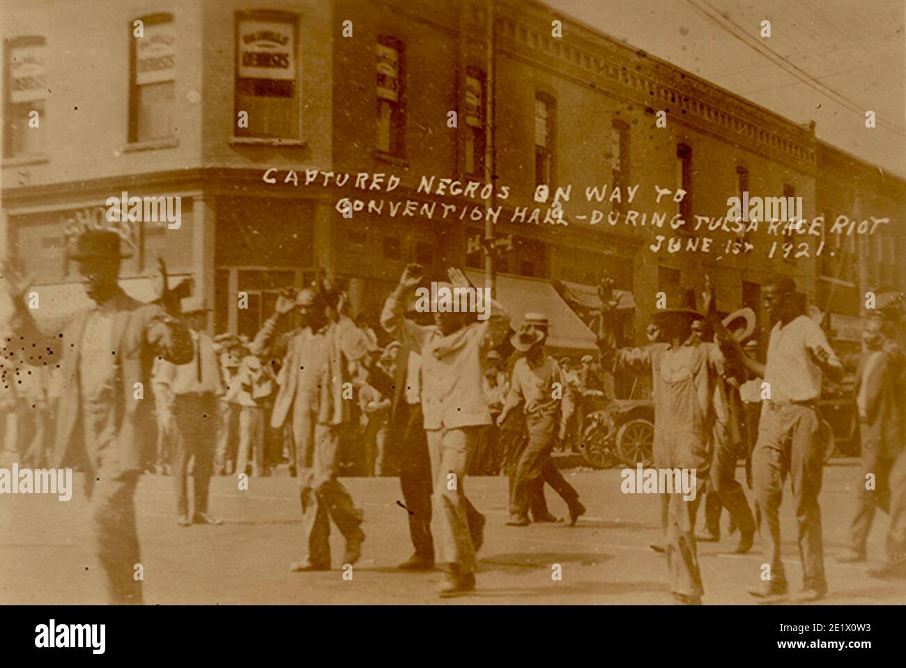 Opfer des Aufruhrs der Tulsa-Rasse von 1921. Afroamerikanische Amerikaner wurden verhaftet, nachdem weiße Mobs in der Stadt randaliert hatten. Stockfoto