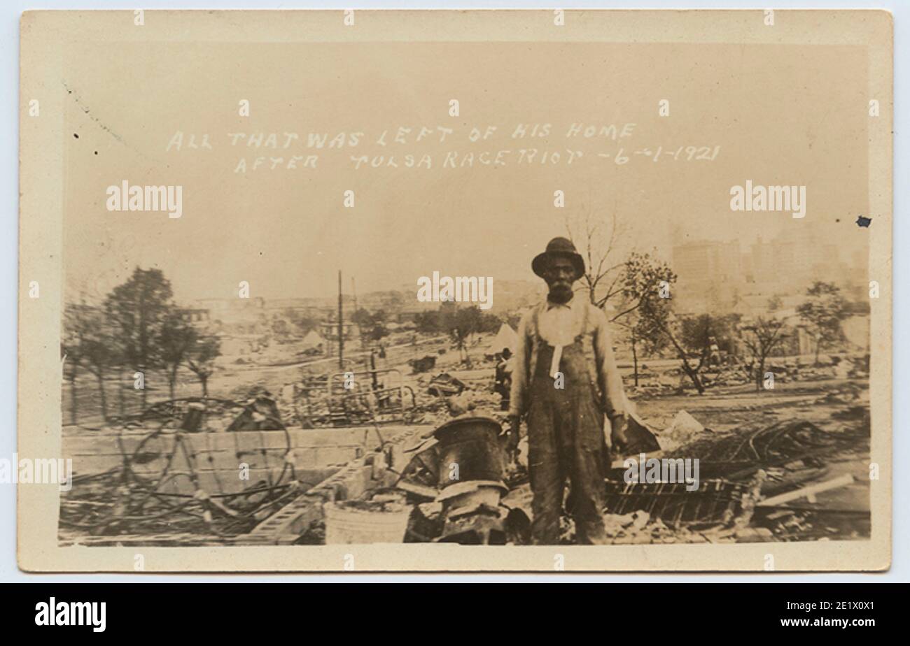 Altes Foto der Nachwirkungen der Tulsa Race Riots. Die Überschrift lautet: „ALLES, WAS NACH DEM AUFRUHR DER RASSE TULSA von SEINEM HAUS ÜBRIG war“. Resident wurde obdachlos. Stockfoto