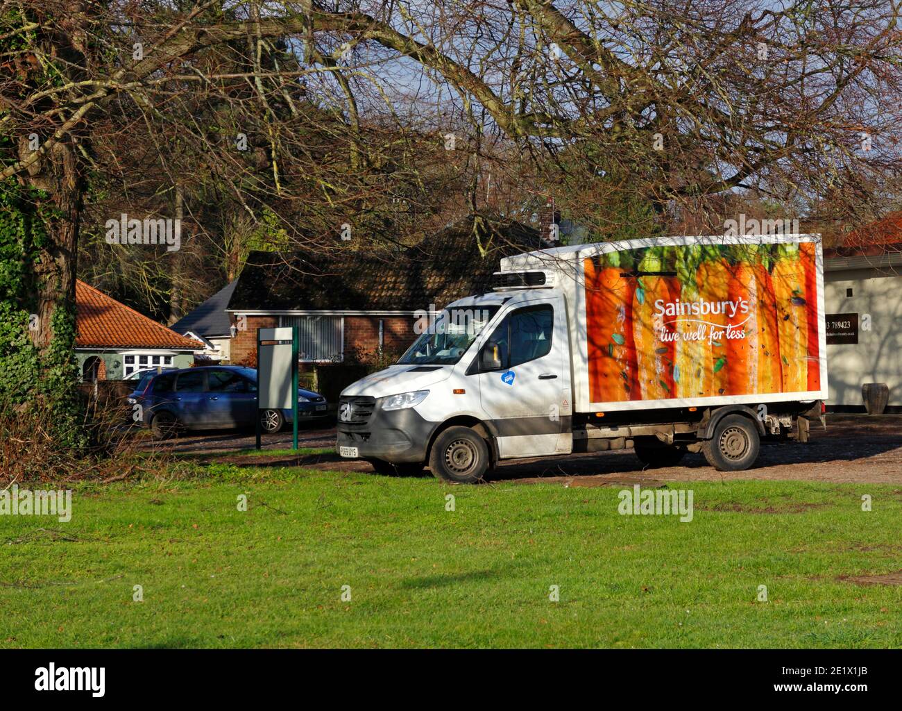 Ein Sainsbury's Home Delivery van geparkt in einem Wohngebiet in den Außenbezirken von Norwich in Hellesdon, Norfolk, England, Vereinigtes Königreich. Stockfoto