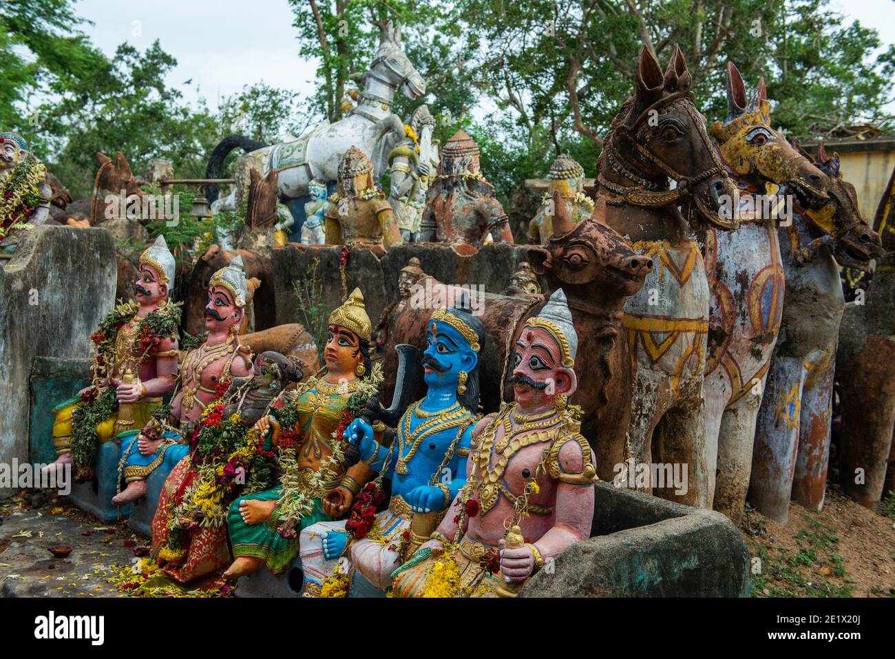 Pudukkottai, Indien - 17. August 2019: Alte Terrakotta-Götter und Pferde im Ayyanar-Tempel Stockfoto
