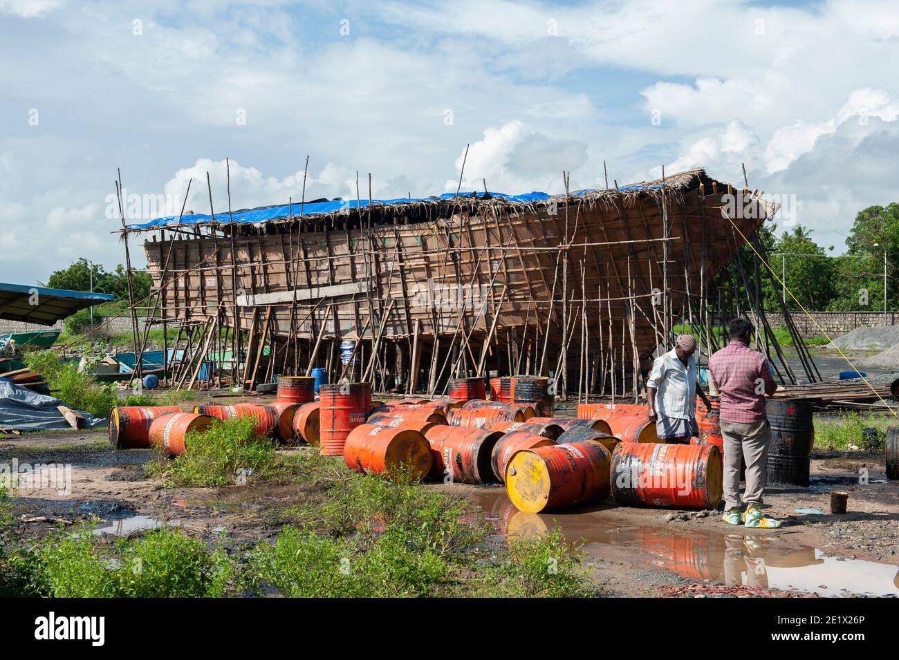 Tamil Nadu, Indien - Dezember 2020: Bau einer Art Arche Noahs in einem Schiffswerft Stockfoto