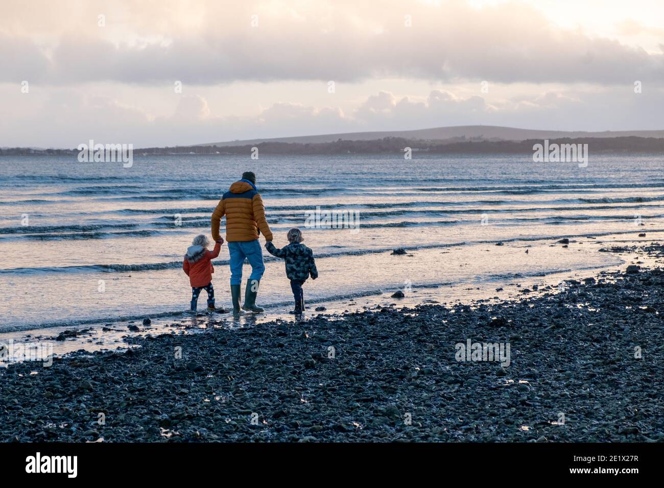 Familienspaziergang am Strand, Hampshire, England Stockfoto