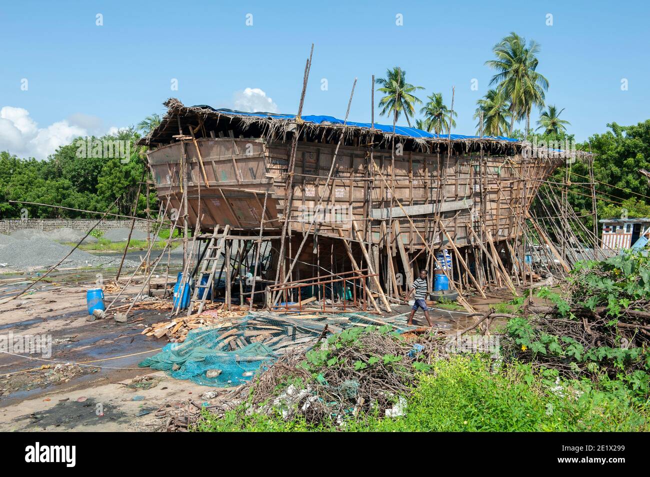 Tamil Nadu, Indien - Dezember 2020: Bau einer Art Arche Noahs in einem Schiffswerft Stockfoto