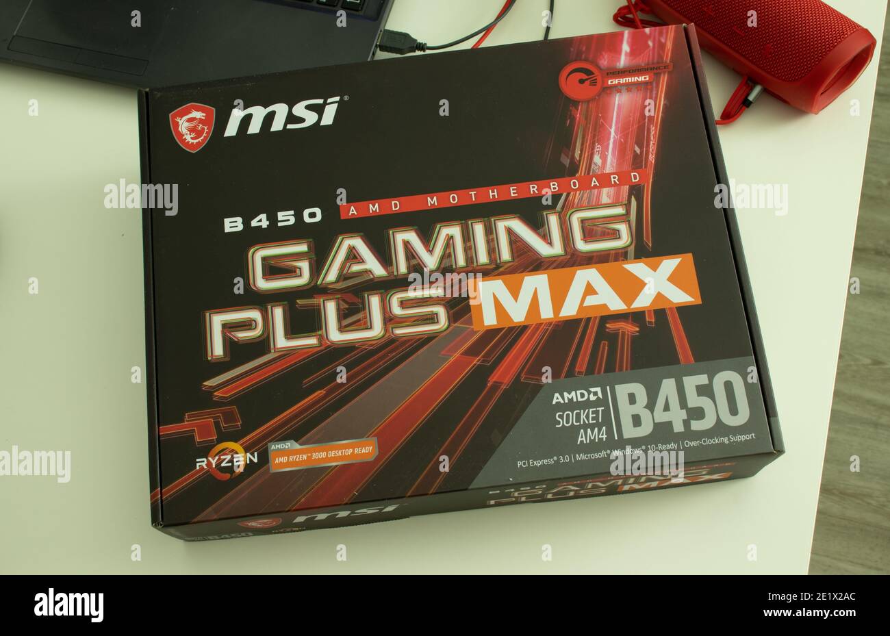 Moskau, Russland - 5. Dezember 2020: MSI B450 AMD Mainboard Gaming Plus Max für Ryzen AM4 Sockel, illustrative Editorial. Stockfoto