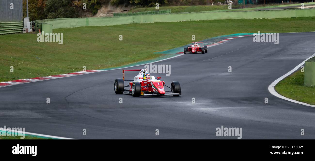 Vallelunga, Italien 5. dezember 2020, Aci Rennwochenende. Rennwagen Einsitzer Formel in Aktion an der Wende auf nassen Asphalt Rennstrecke Stockfoto