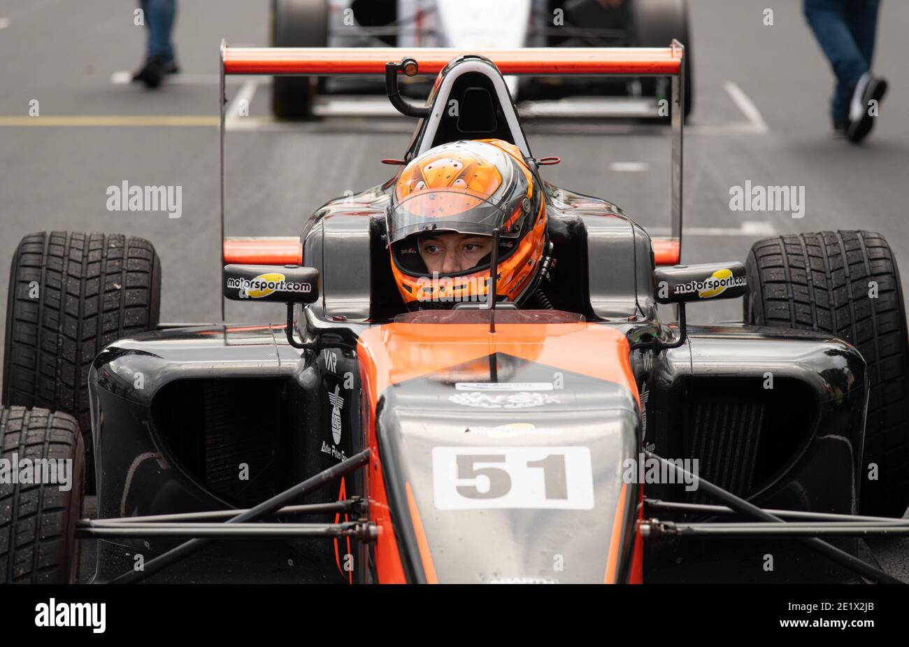 Vallelunga, Italien 5. dezember 2020, Aci Rennwochenende. Vorderansicht Porträt von Formel-Auto-Rennfahrer im Cockpit mit Helm Stockfoto