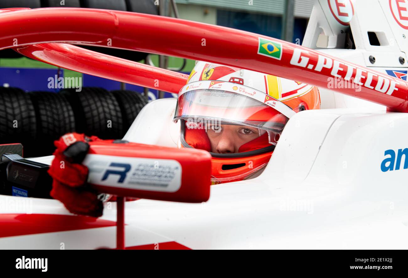 Vallelunga, Italien 5. dezember 2020, Aci Rennwochenende. Seitenansicht Nahaufnahme Porträt von Formel-Auto-Rennfahrer im Cockpit mit Helm Stockfoto