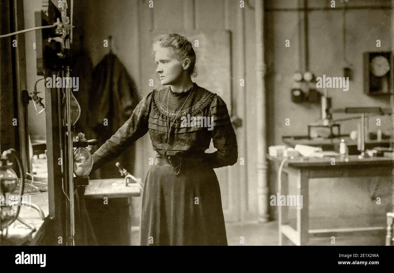 Maria Salomea Skłodowska, besser bekannt als Marie Curie (Varsavia, 7 novembre 1867 – Passy, 4 luglio 1934) war eine polnische Chemikerin und Physikerin, eingebürgert Französisch - hier in seinem Labor Stockfoto