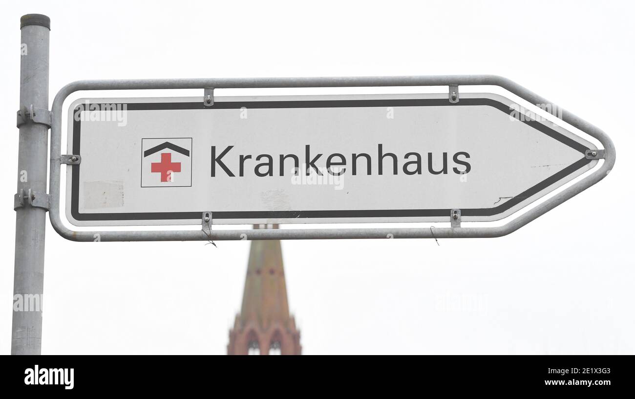 Demmin, Deutschland. Januar 2021. Ein Schild mit der Aufschrift "Krankenhaus" weist den Weg zum Krankenhaus. Einwohner Mecklenburg-Vorpommerns müssen seit 10.01.2021 auf strengere Corona-Maßnahmen vorbereitet sein. Dazu gehören beispielsweise strengere Kontaktbeschränkungen. Die Mecklenburgische Seenplatte ist die erste Grafschaft im Bundesland, die ein Corona-Hochrisikogebiet ist. Quelle: Stefan Sauer/dpa-Zentralbild/dpa/Alamy Live News Stockfoto