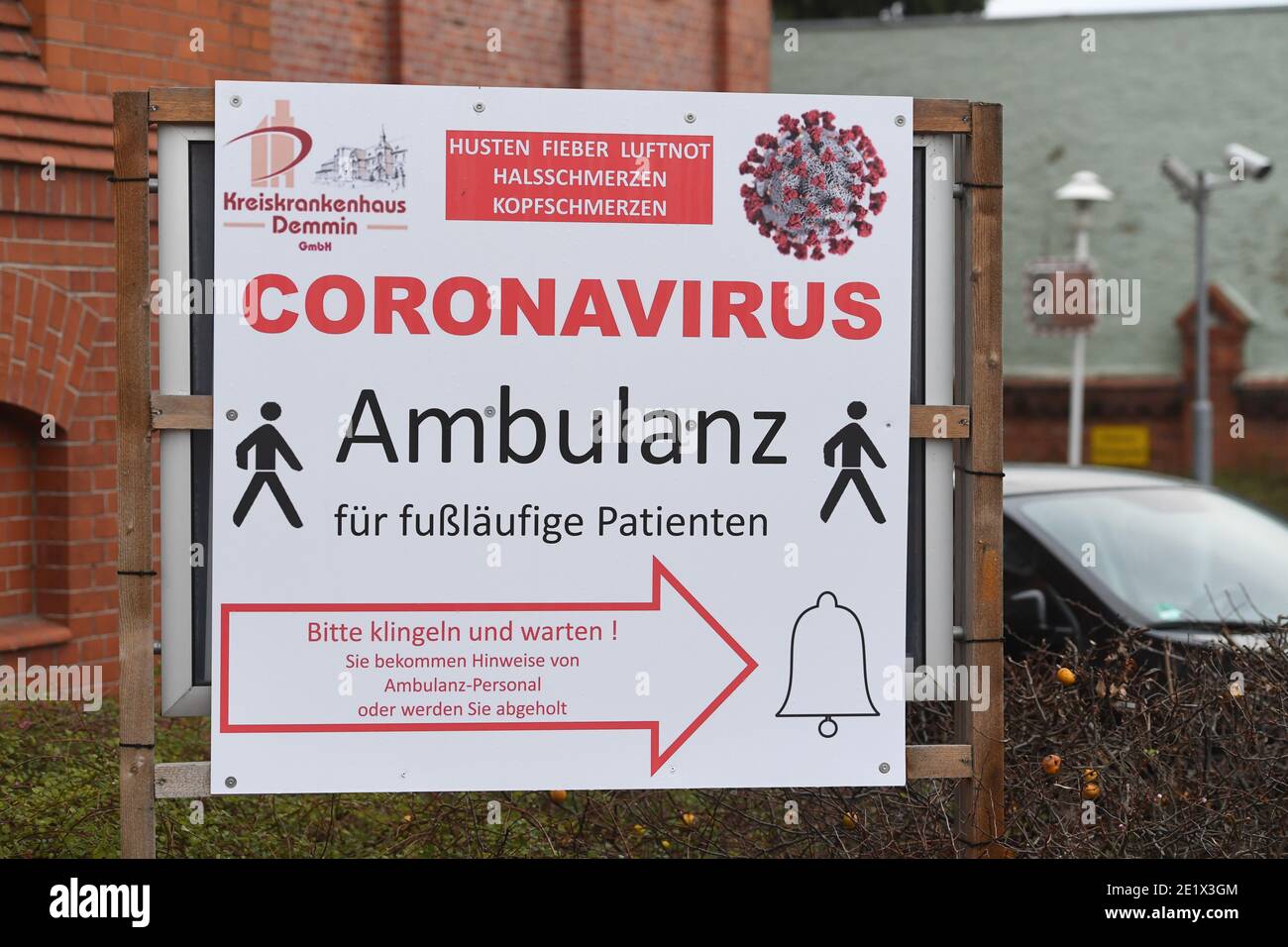 Demmin, Deutschland. Januar 2021. Auf dem Gelände des Krankenhauses steht ein Schild mit der Aufschrift „Coronavirus“. Einwohner Mecklenburg-Vorpommerns müssen seit 10.01.2021 auf strengere Koronamaßnahmen vorbereitet sein. Dazu gehören beispielsweise strengere Kontaktbeschränkungen. Die Mecklenburgische Seenplatte ist die erste Grafschaft des Landes, die ein Corona-Hochrisikogebiet ist. Quelle: Stefan Sauer/dpa-Zentralbild/dpa/Alamy Live News Stockfoto