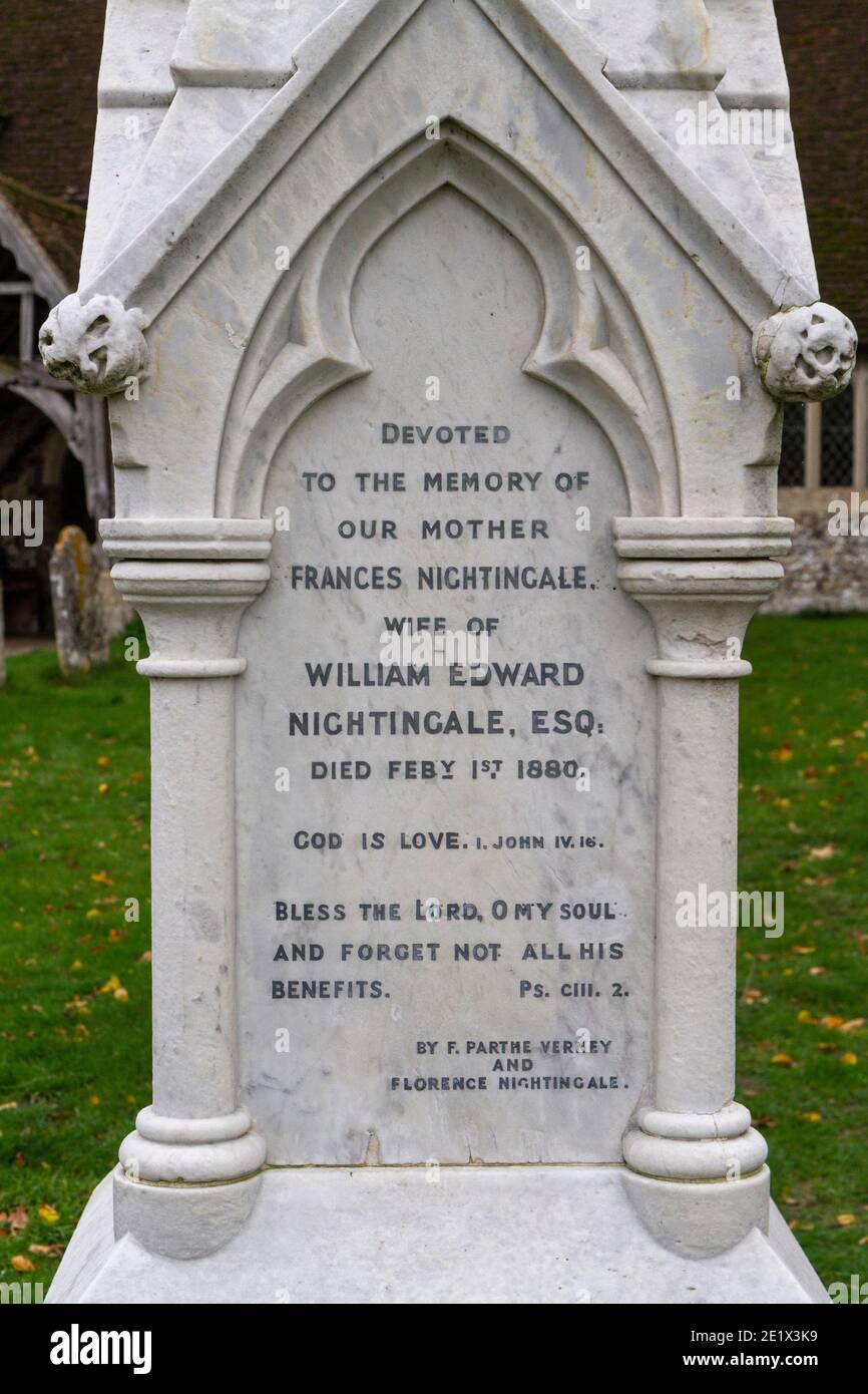 Nahaufnahme des Familiengrabes von Florence Nightingale mit Mutter und Vater, St. Margaret of Antioch Kirchhof, East Wellow, Hampshire, UK. Stockfoto